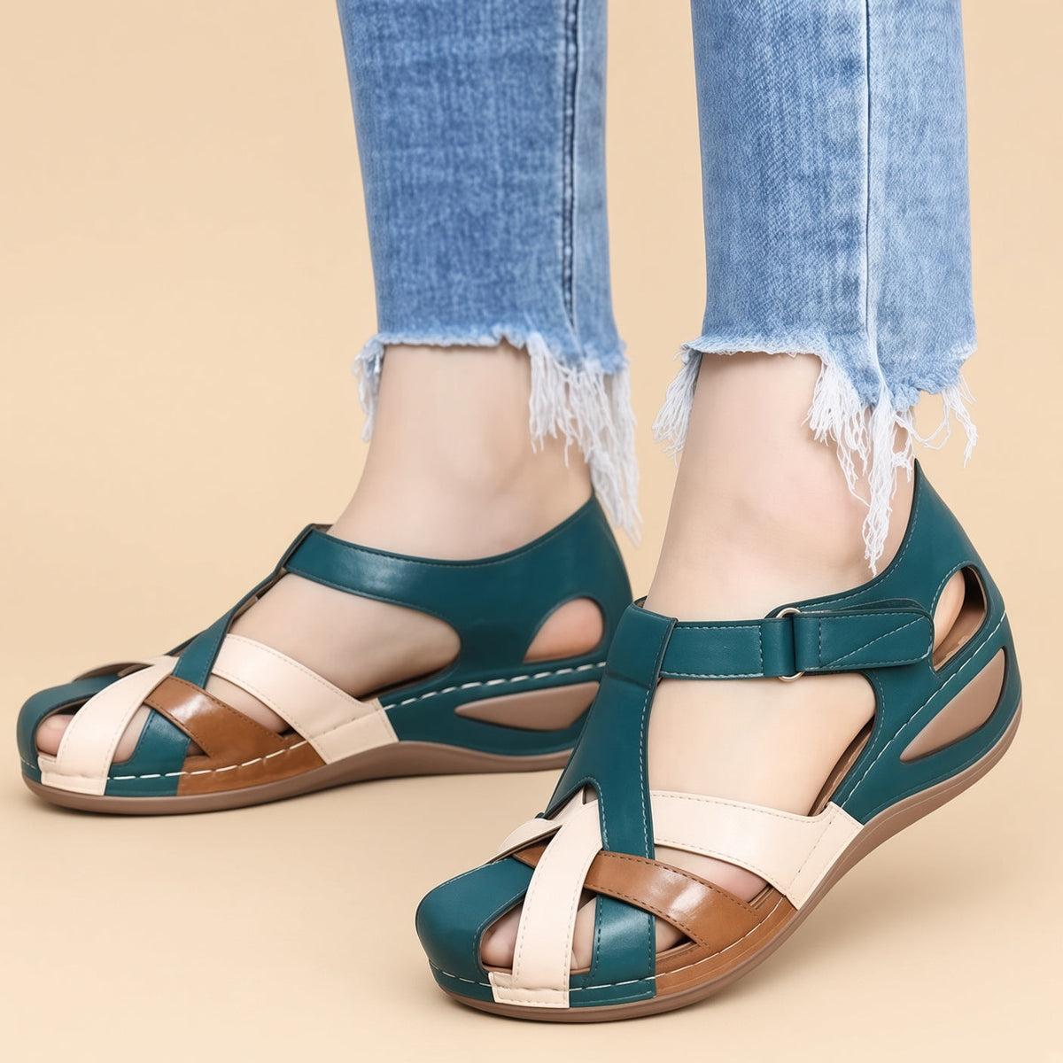 Sandalias cerradas de tiras cruzadas con bloques de color