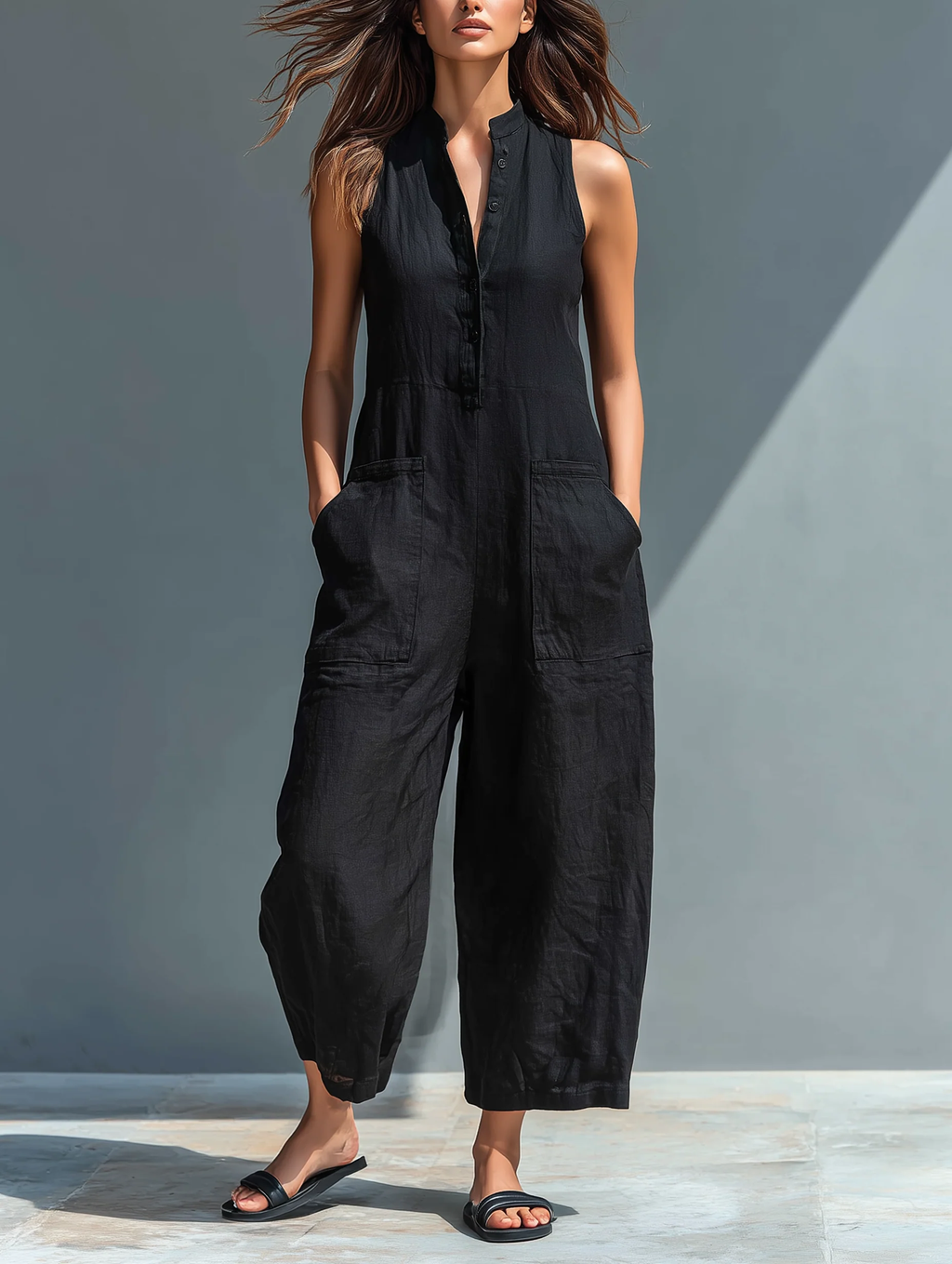 Mono negro minimalista efecto lino con cuello camisero, sin mangas y holgado