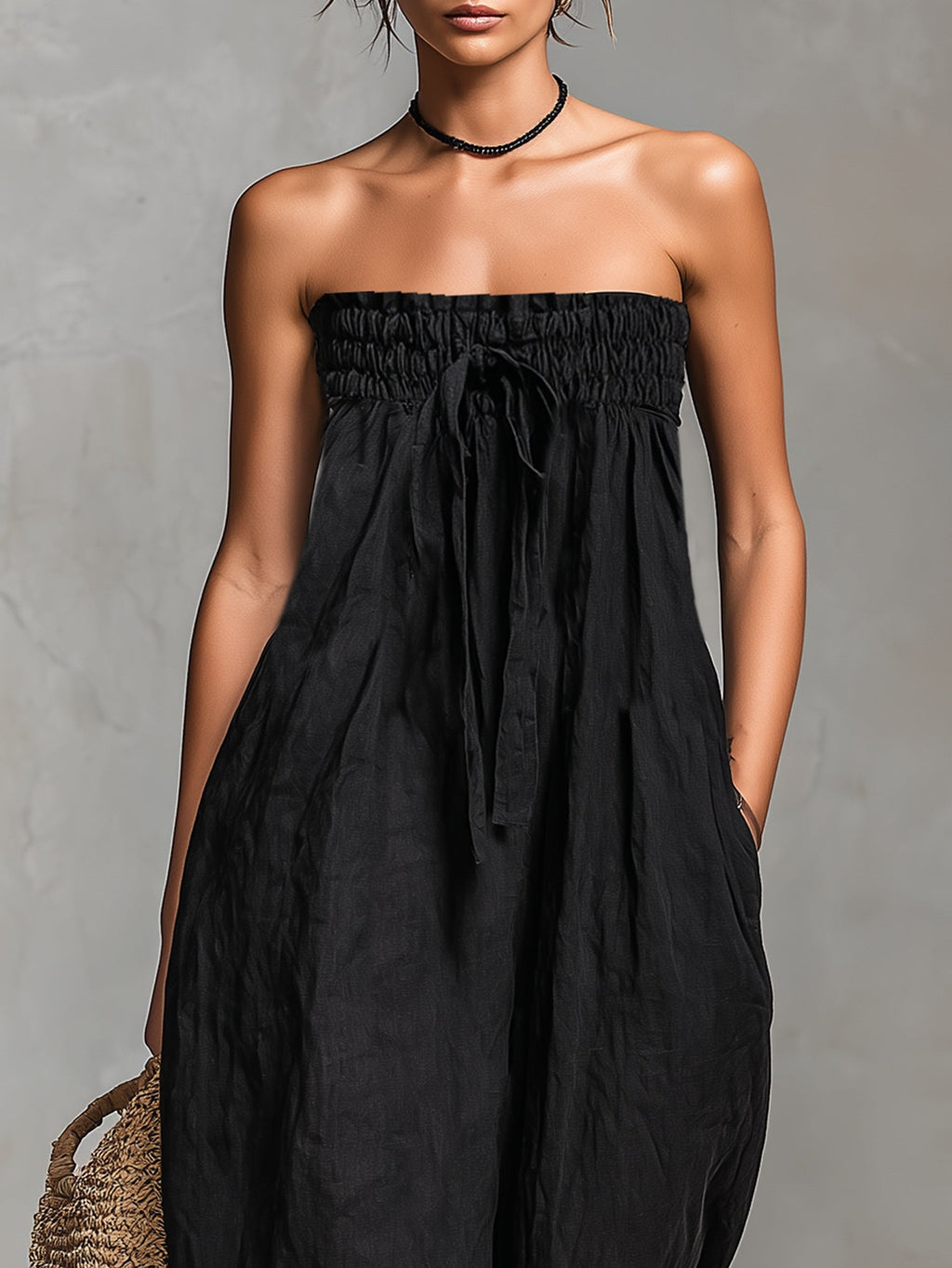 Mono negro minimalista holgado sin tirantes, efecto lino