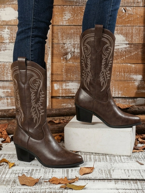 Botas camperas de media caña con tacón alto y bordado