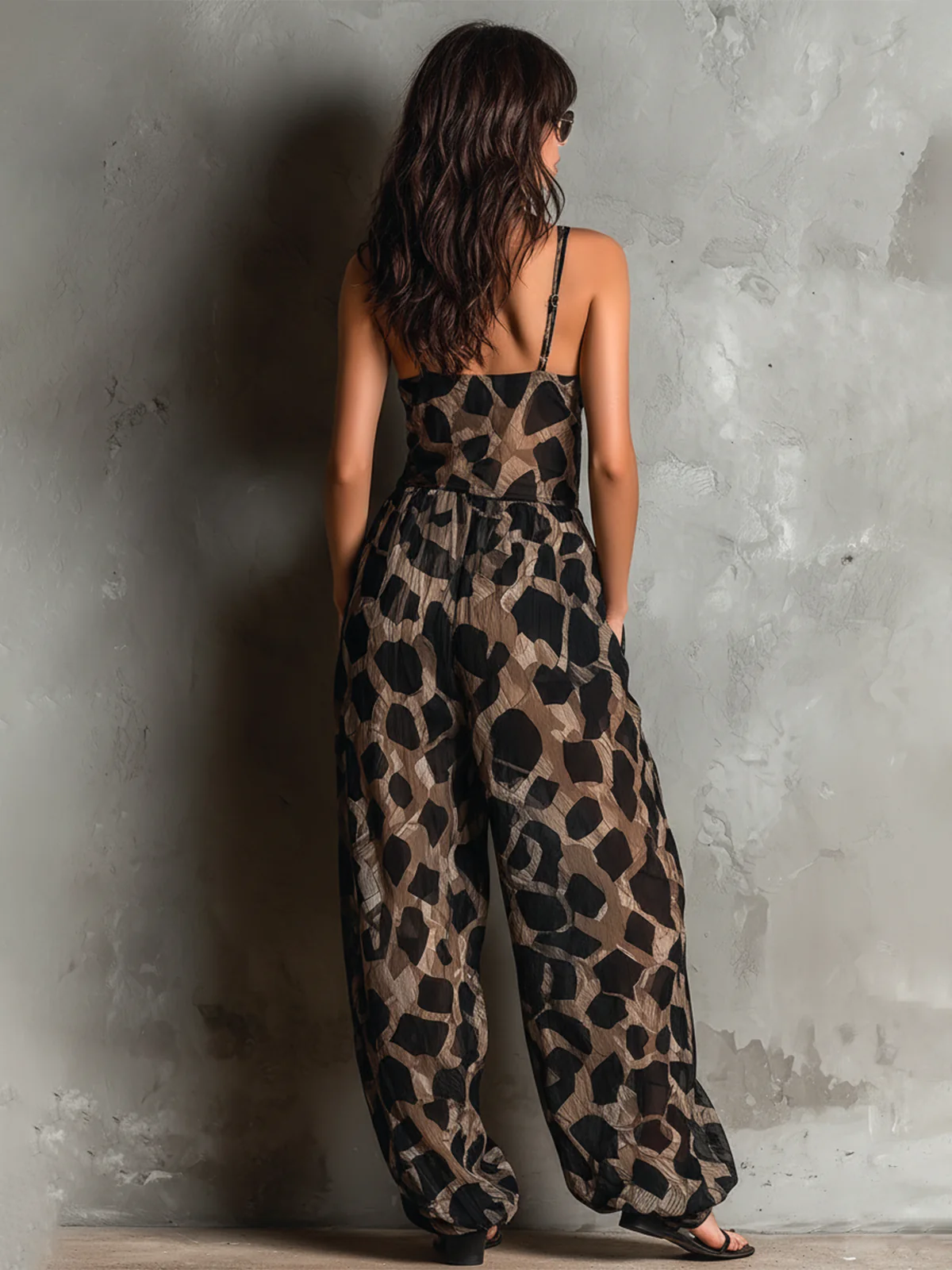 Mono negro de gasa holgado con estampado animal y cuello halter, pierna ancha