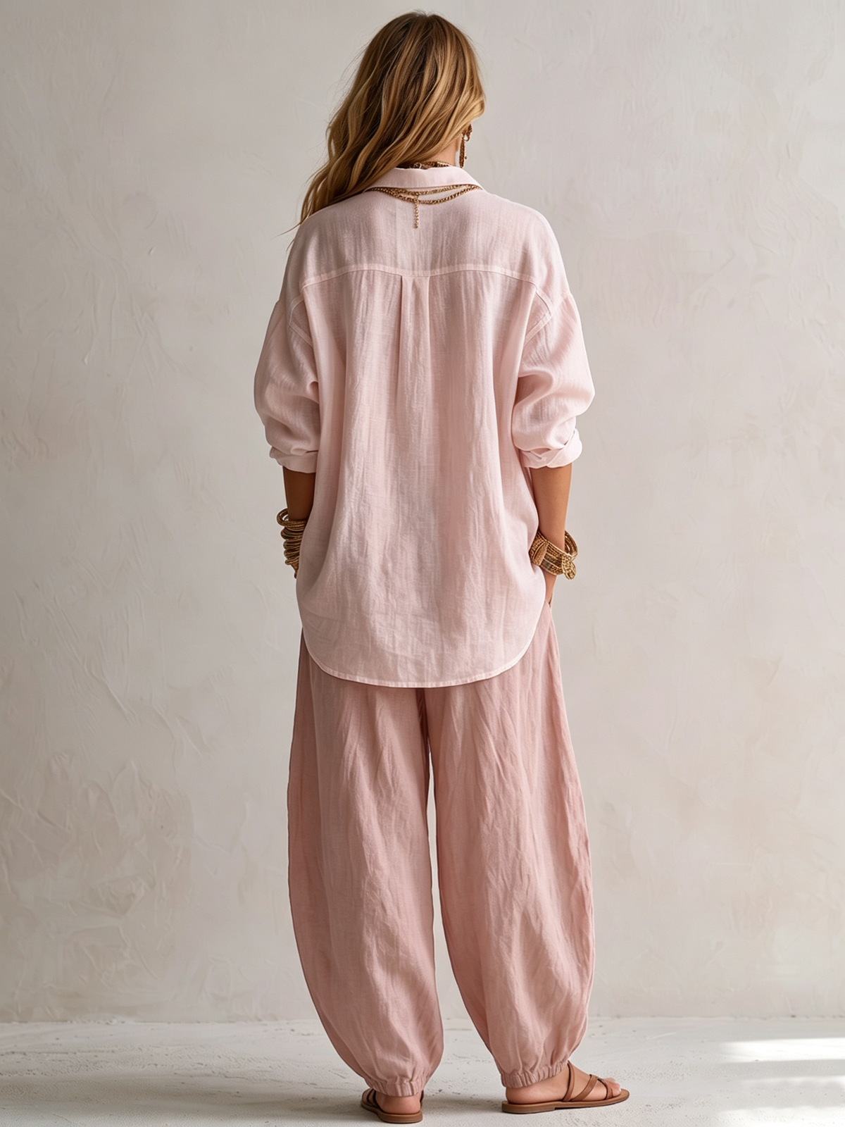 Conjunto de camisa rosa holgada y pantalón ancho tipo farol