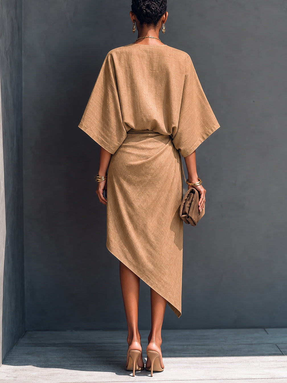 Vestido midi caqui drapeado asimétrico de manga corta