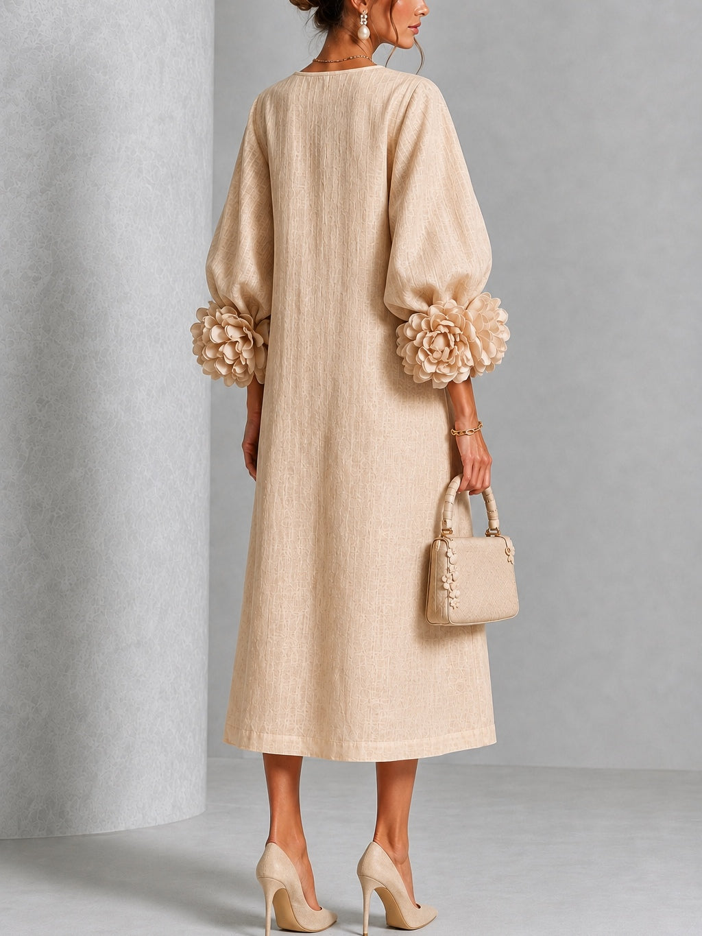 Vestido midi abotonado de flores en beige con puños de flores