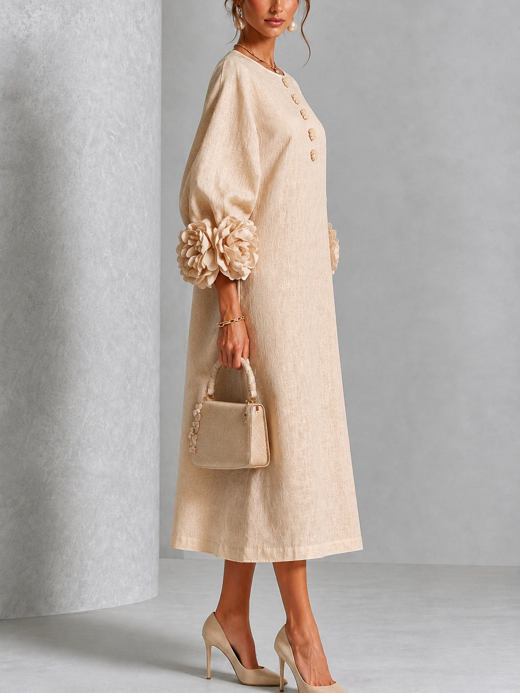 Vestido midi abotonado de flores en beige con puños de flores