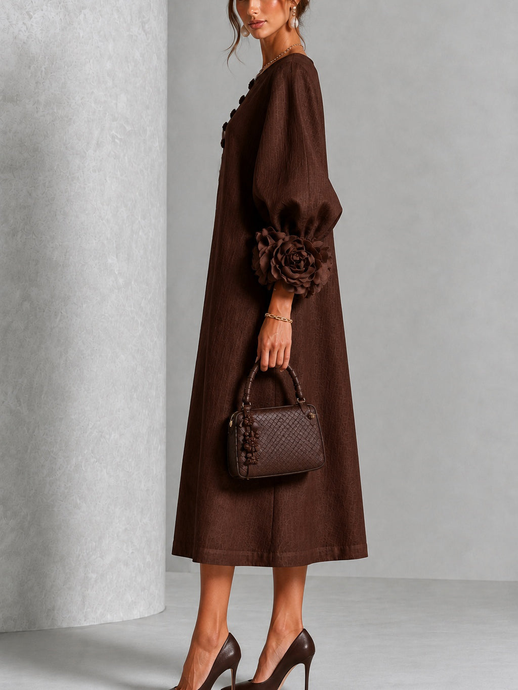 Vestido midi abotonado de flores en marrón chocolate con puños de flores