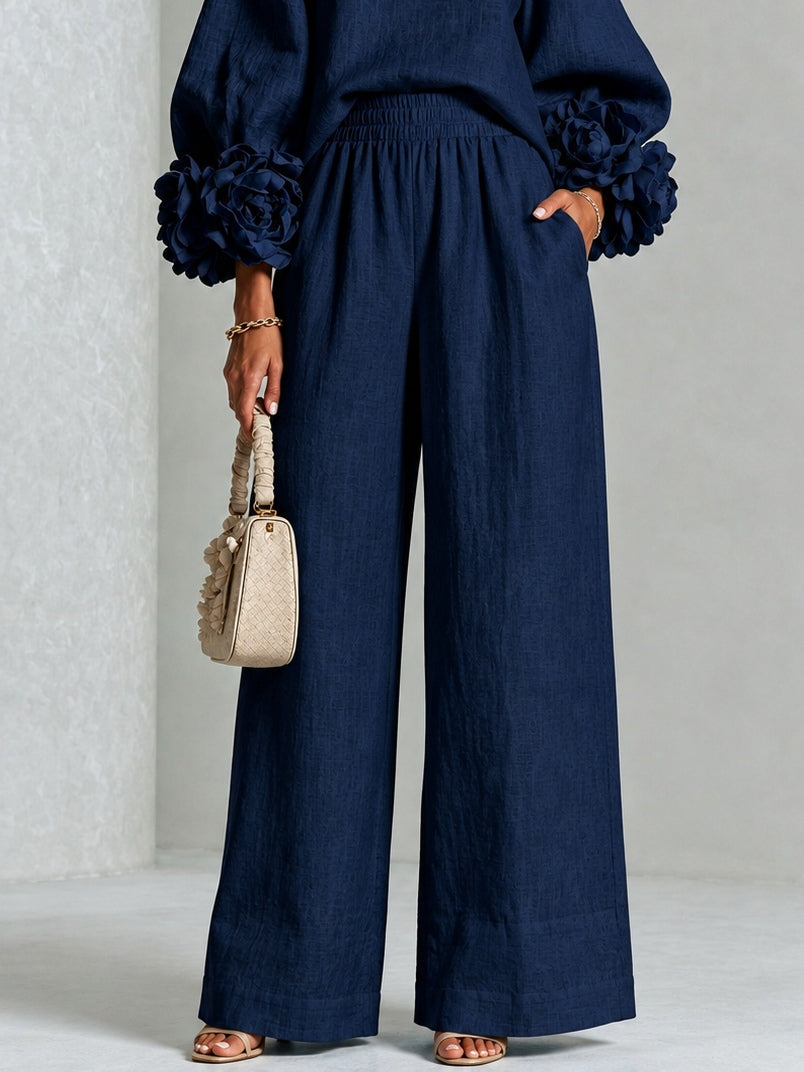 Conjunto de top azul marino con puños de flores y pantalón ancho