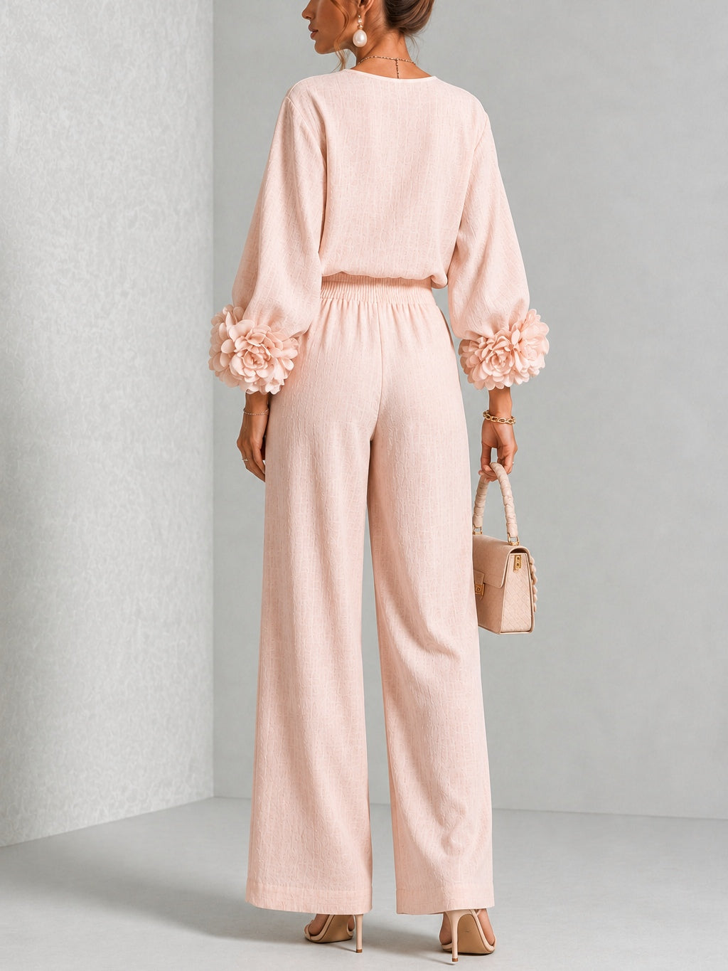 Conjunto de top rosa con puños de flores y pantalón ancho