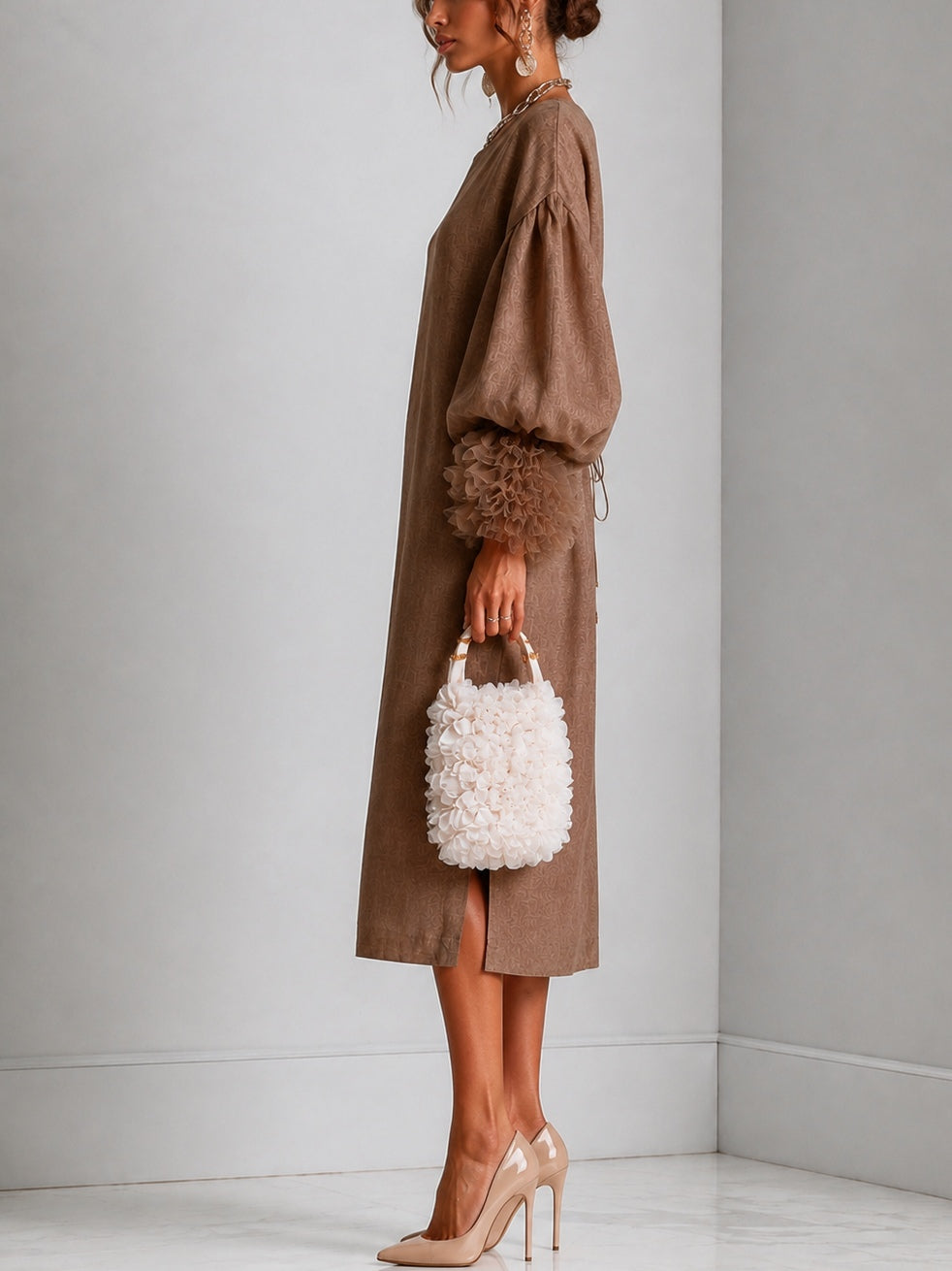 Vestido midi marrón con cintura ajustable con cordón, mangas farol y puños plisados con volantes