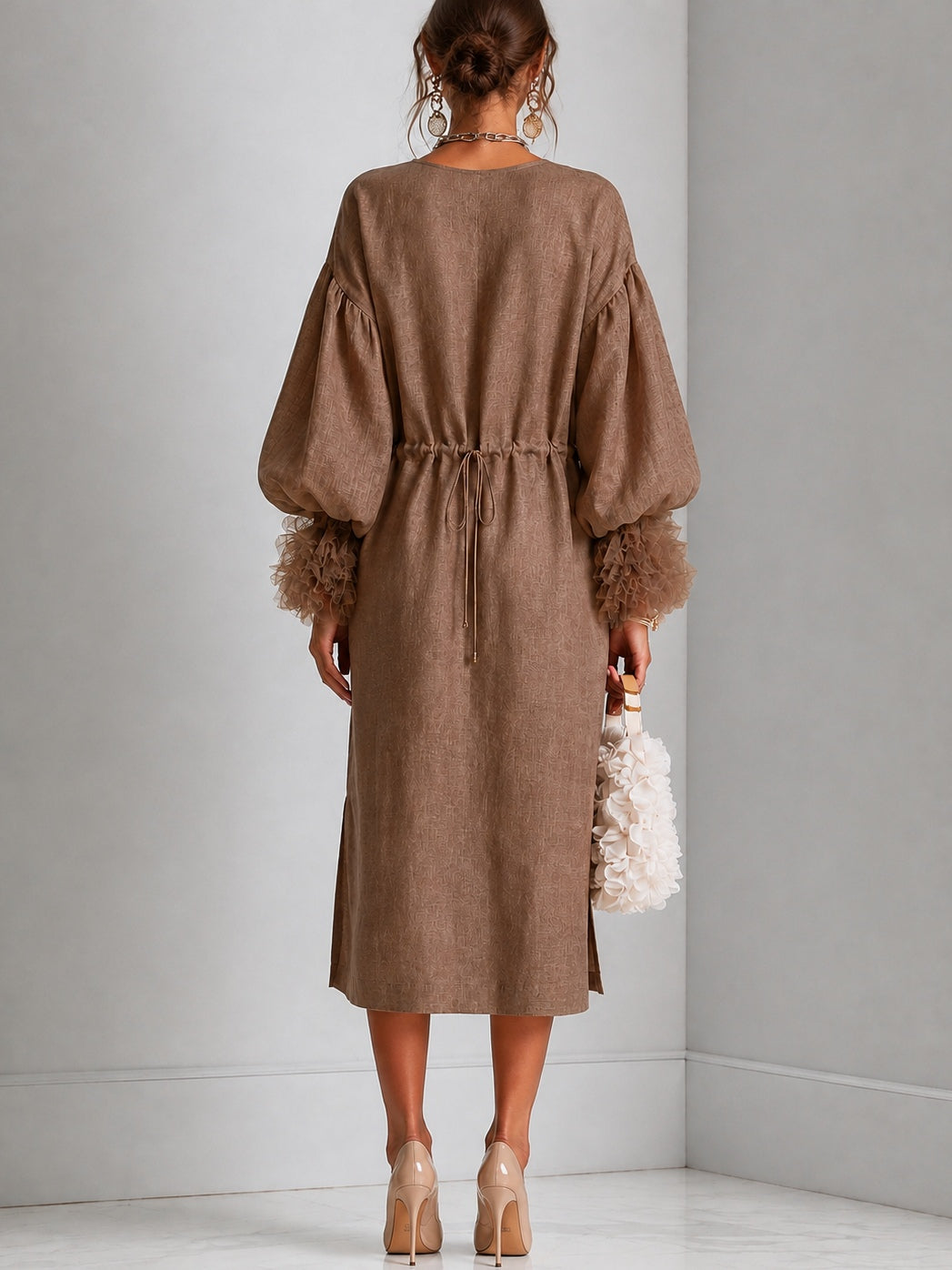 Vestido midi marrón con cintura ajustable con cordón, mangas farol y puños plisados con volantes