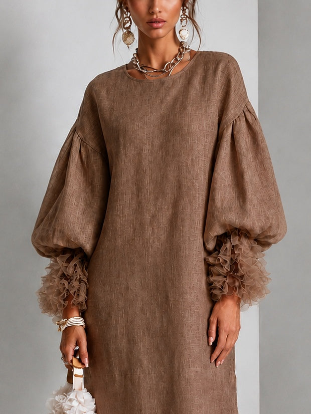 Vestido midi marrón con cintura ajustable con cordón, mangas farol y puños plisados con volantes