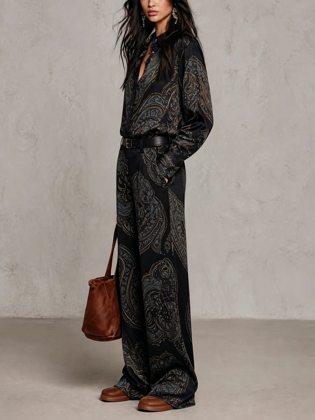 Conjunto de camisa de raso de manga larga con estampado cachemira burdeos-morado y pantalón ancho (con cinturón)