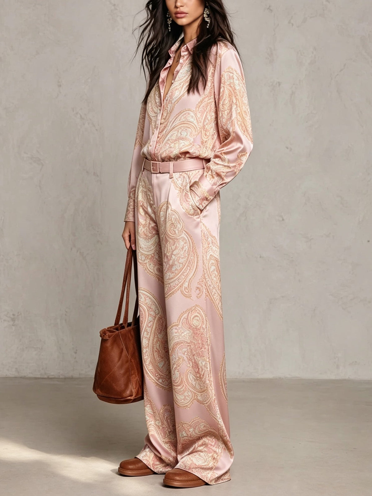 Conjunto de camisa de raso rosa con estampado cachemira y pantalón ancho (con cinturón)