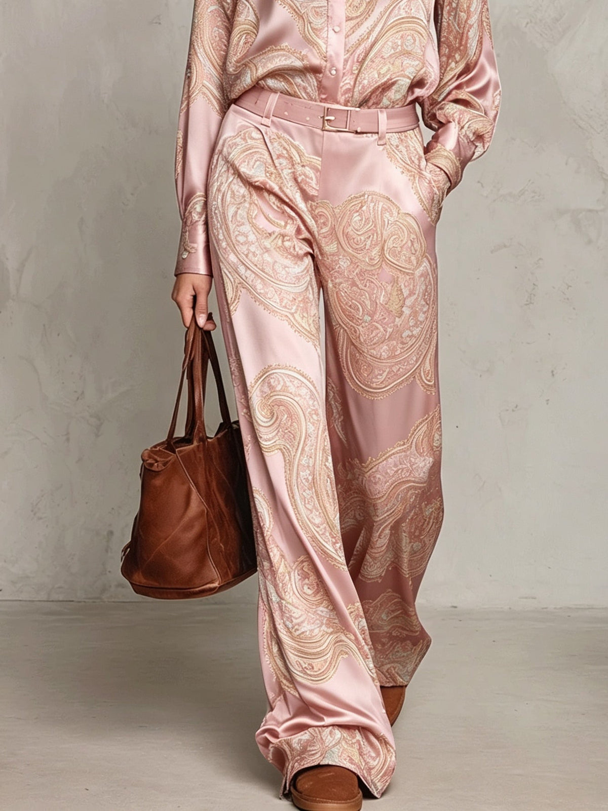 Conjunto de camisa de raso rosa con estampado cachemira y pantalón ancho (con cinturón)