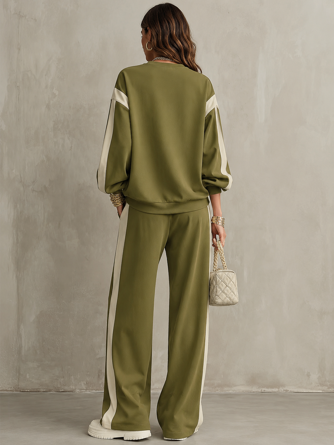 Conjunto casual de sudadera verde oliva y pantalón ancho con cordón