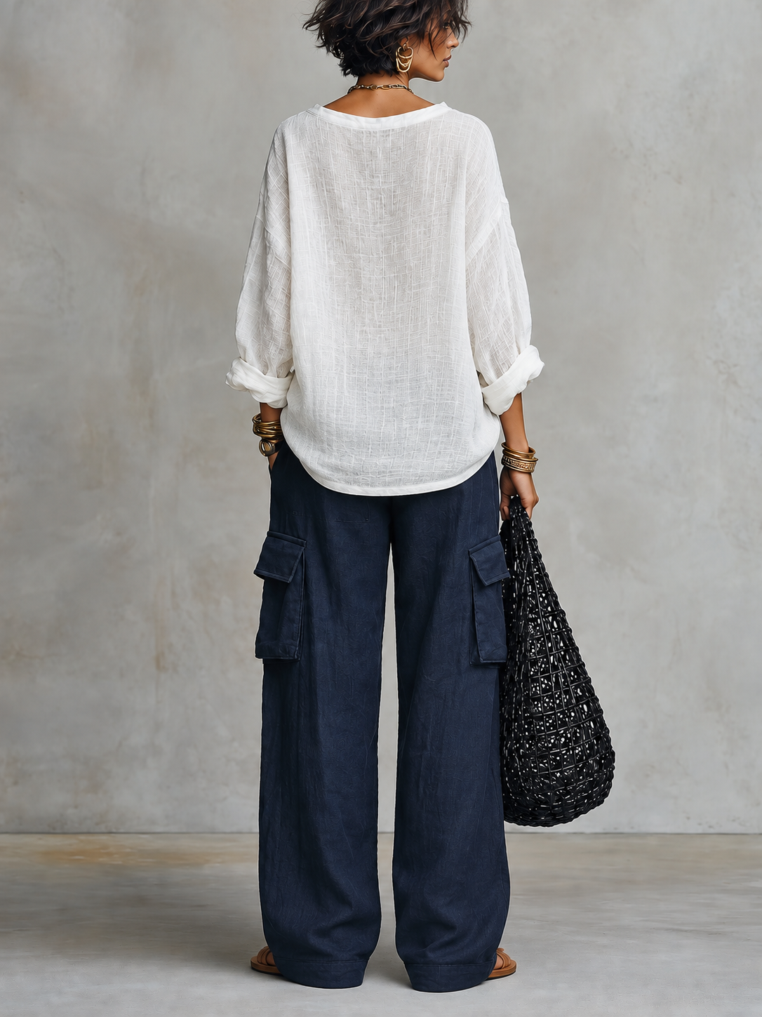 Conjunto de dos piezas: blusa blanca de lino con escote en pico y pantalón ancho azul marino