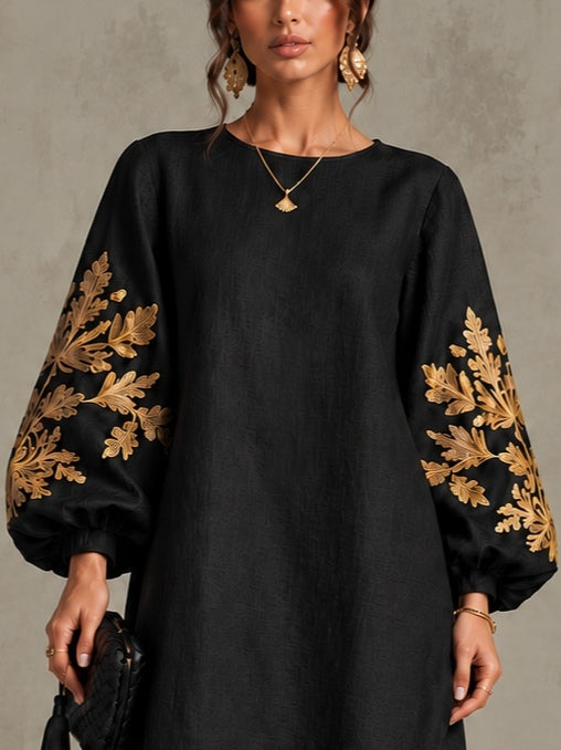 Vestido midi holgado negro con estampado dorado y mangas farol