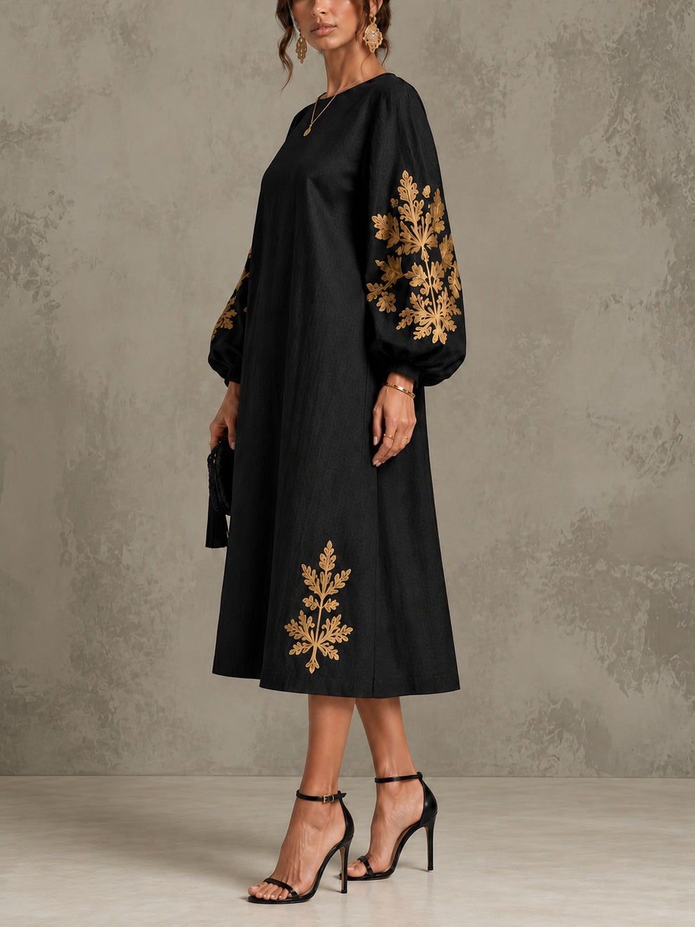 Vestido midi holgado negro con estampado dorado y mangas farol