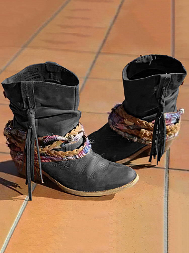 Botines camperos con flecos y estampado étnico