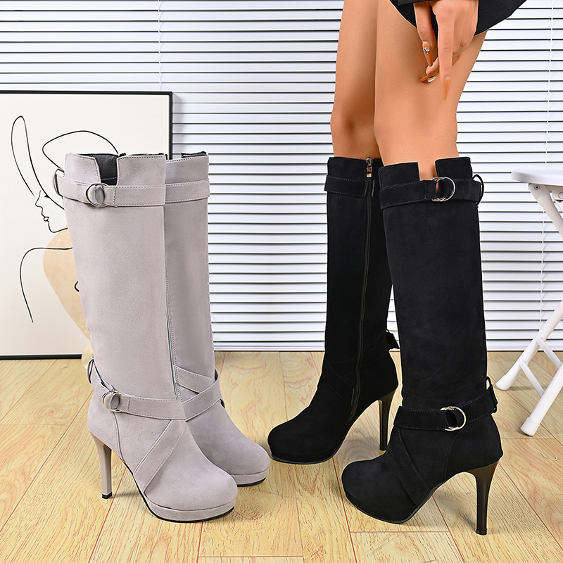 Botas altas hasta la rodilla con tacón y tira con hebilla