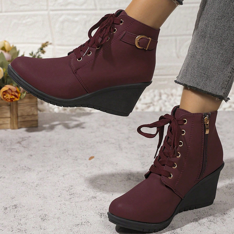 Botines con cuña, cordones y cremallera lateral