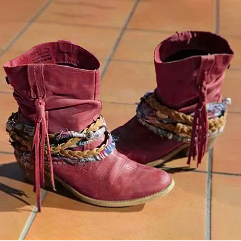 Botines camperos con flecos y estampado étnico