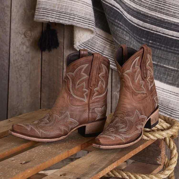 Botas camperas cortas bordadas con tacón ancho