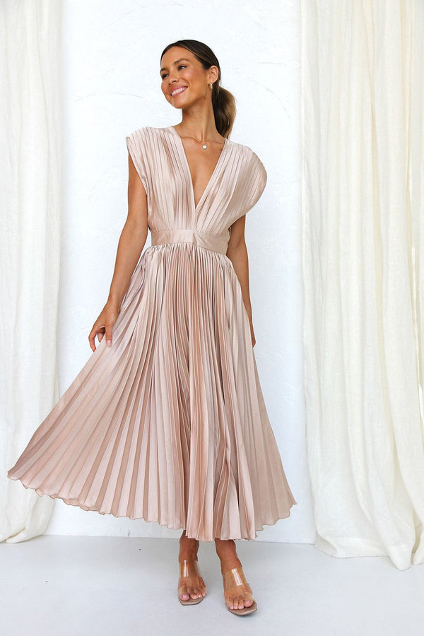 Vestido midi elegante de raso plisado con escote en pico y mucho vuelo