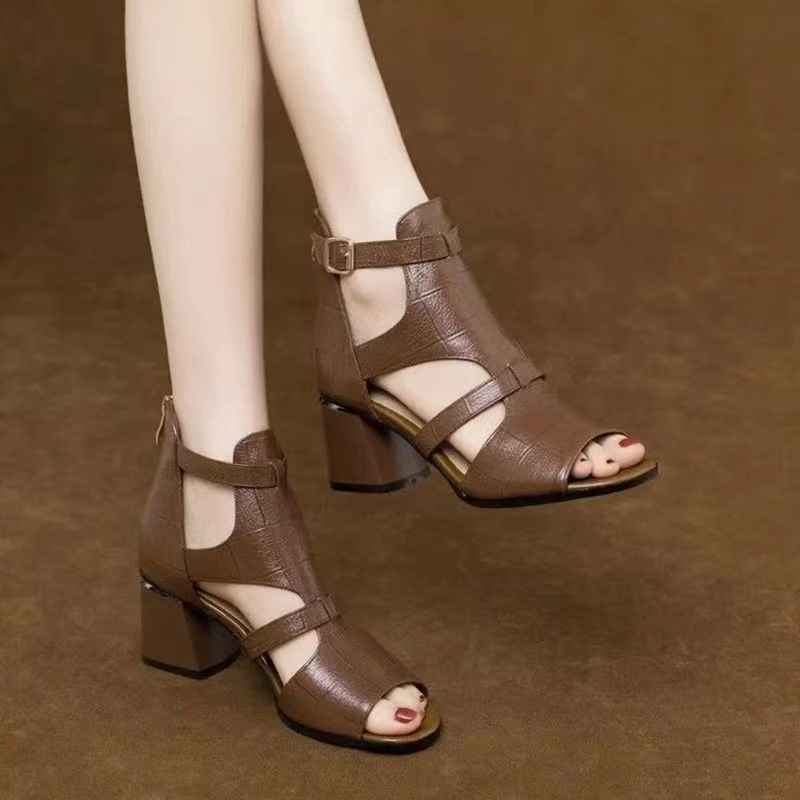 Botines vintage abiertos con calados y acabado efecto cocodrilo