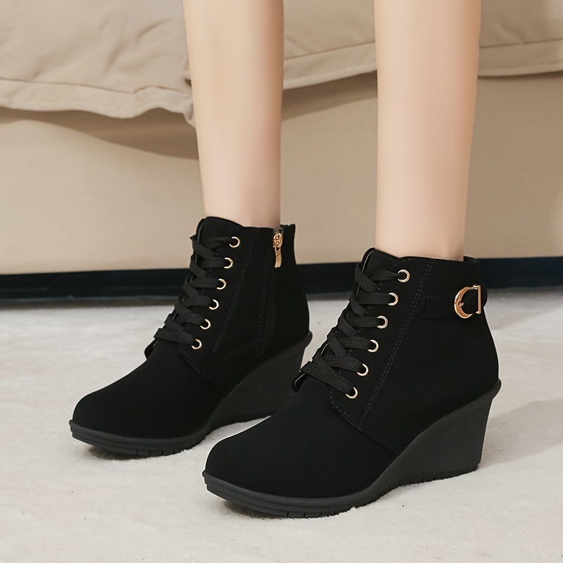 Botines con cuña, cordones y cremallera lateral