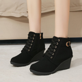 Botines con cuña, cordones y cremallera lateral