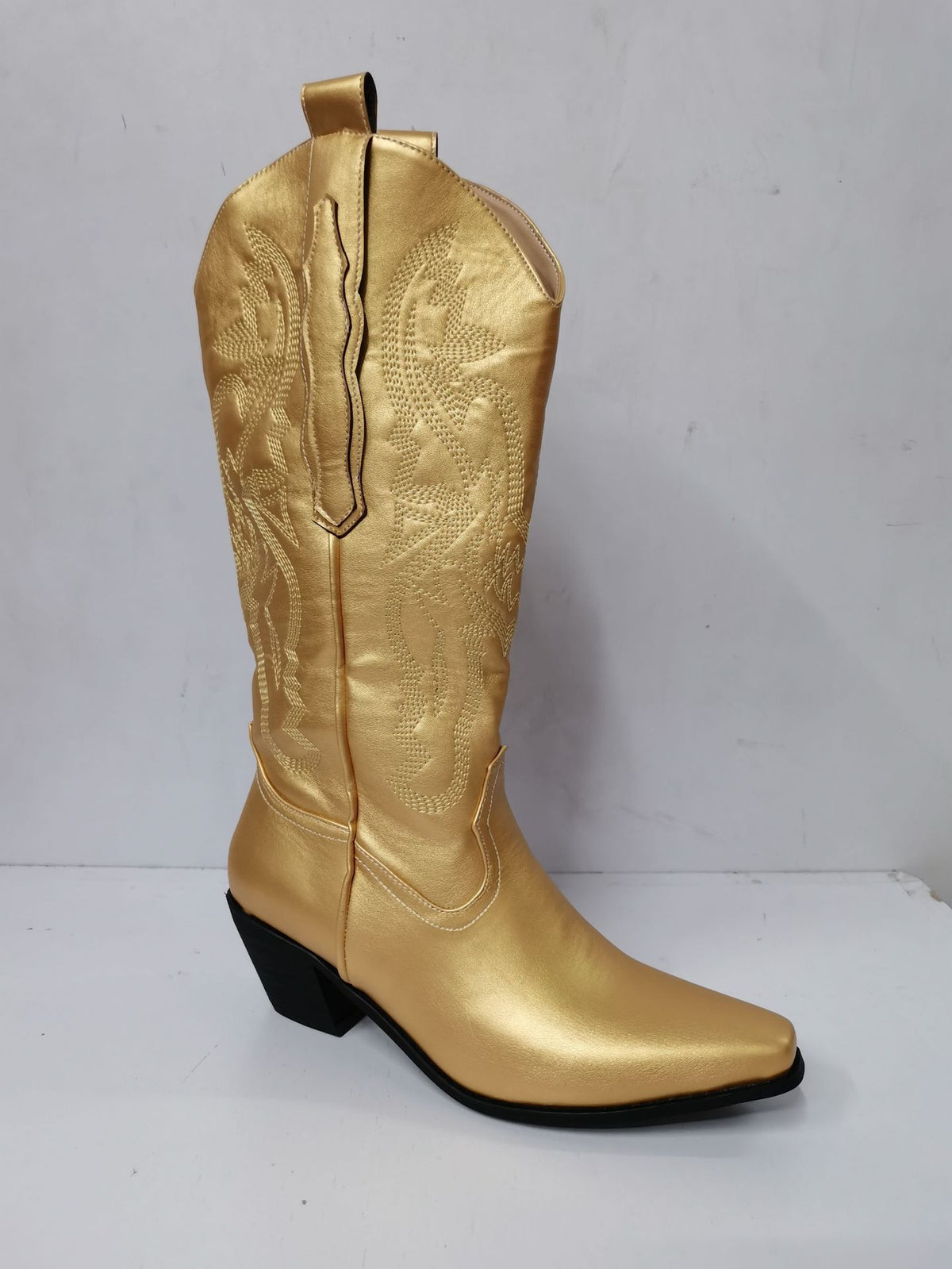 Botas camperas bordadas con tacón grueso y puntera en punta