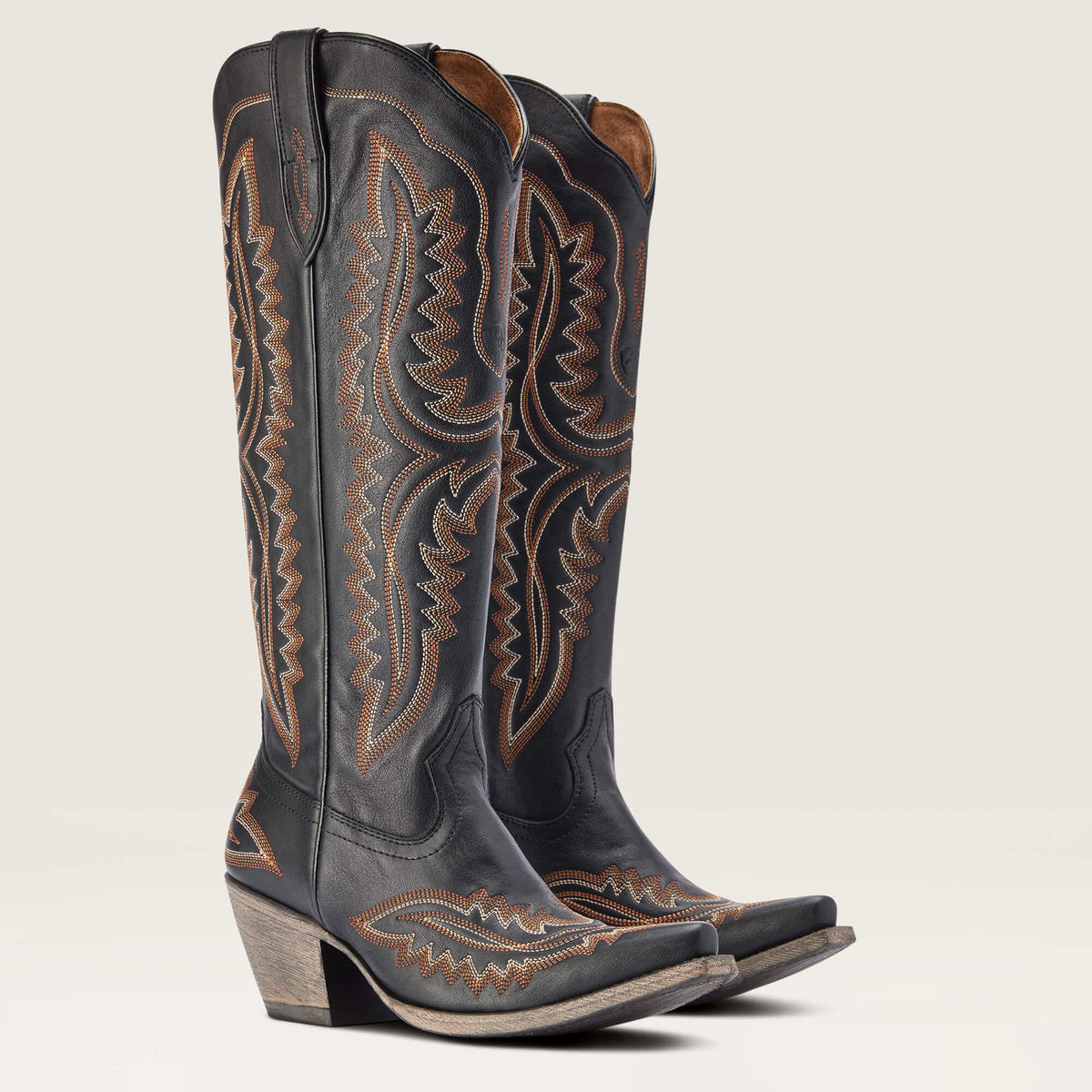 Botas camperas bordadas de puntera en punta