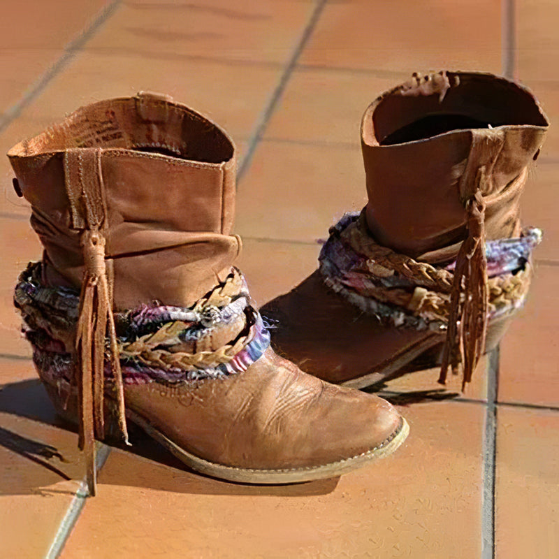 Botines camperos con flecos y estampado étnico