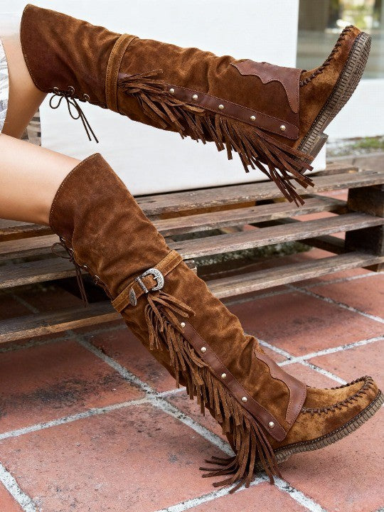 Botas planas sobre la rodilla con flecos y remaches
