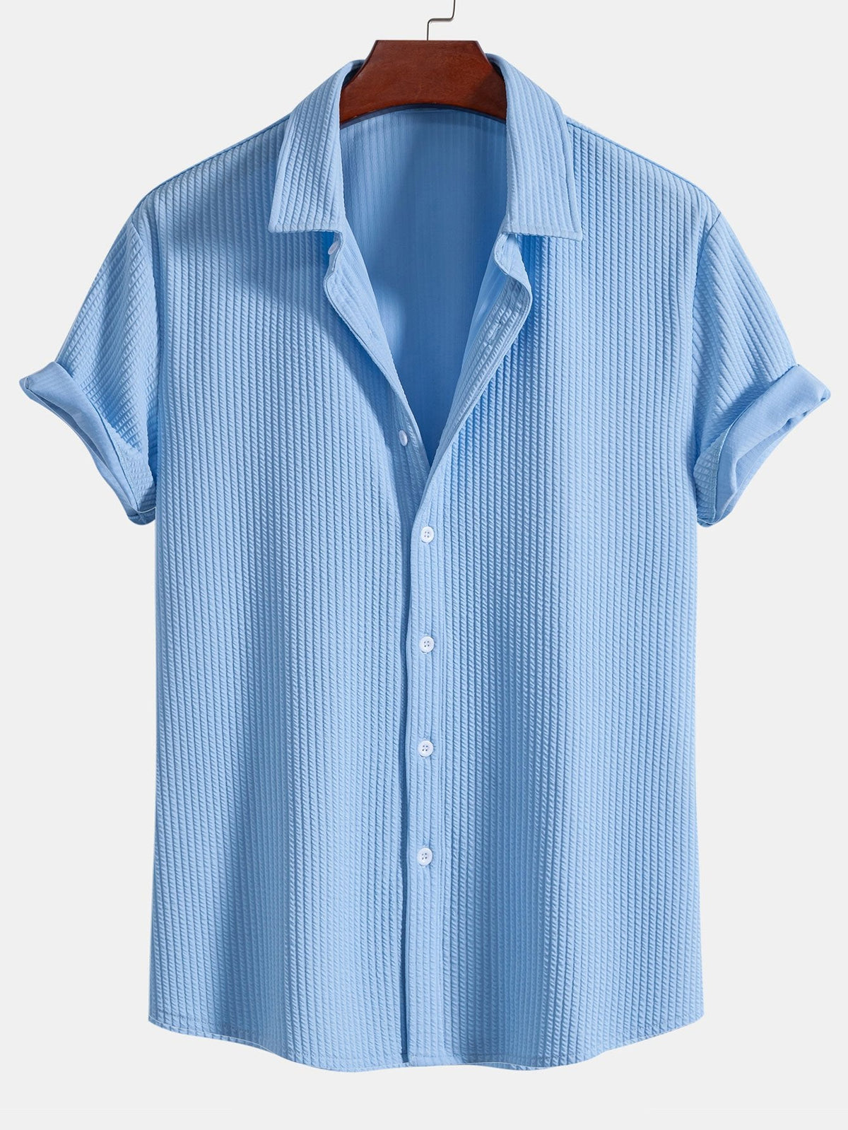 Camisa ajustada musculosa con botones y pantalones cortos