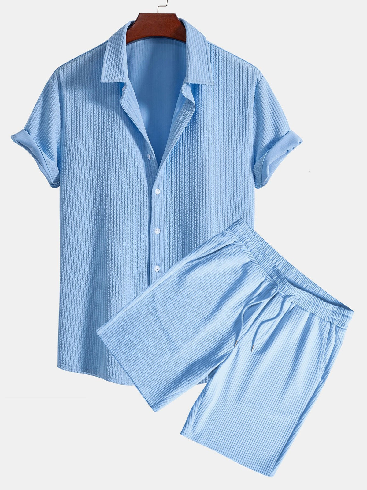 Camisa ajustada musculosa con botones y pantalones cortos