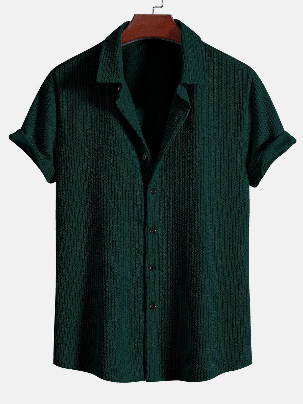 Camisa ajustada musculosa con botones y pantalones cortos