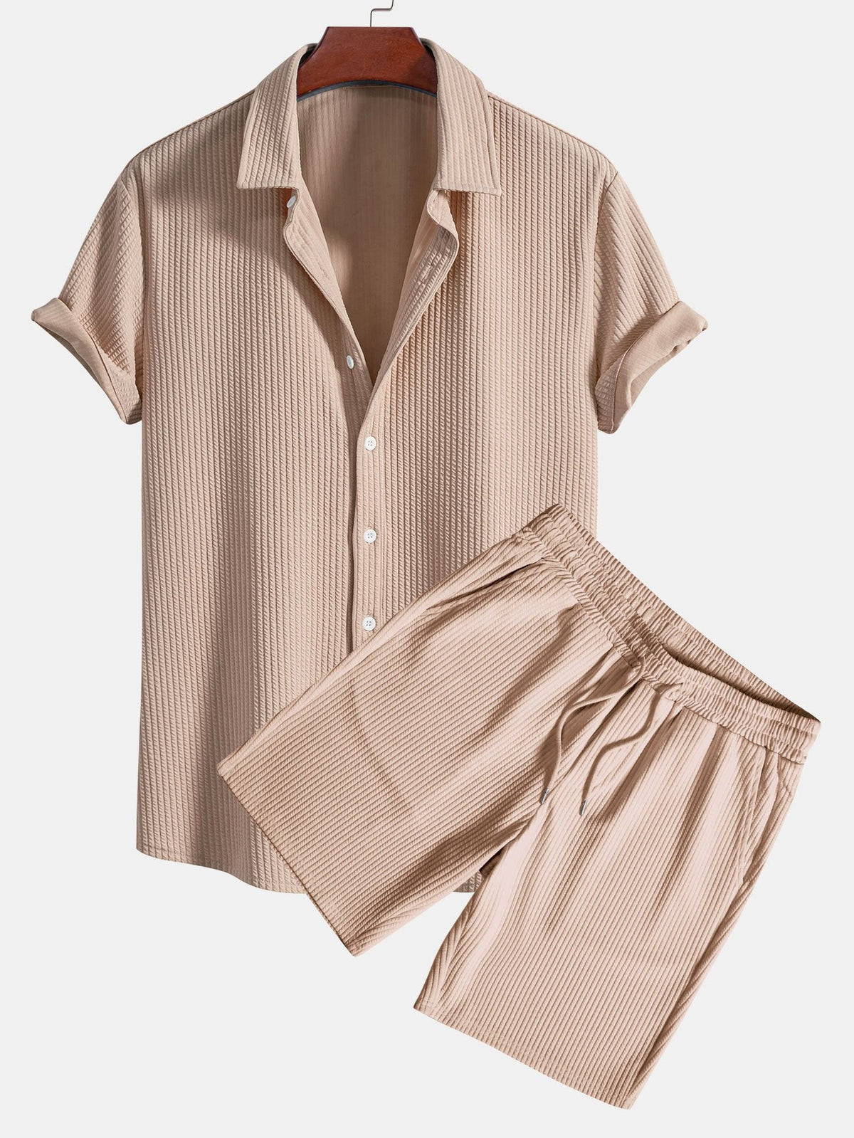 Camisa ajustada musculosa con botones y pantalones cortos